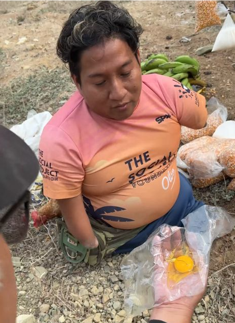 Jonatan, 34 years old — He works dragging himself along so as not to give up.